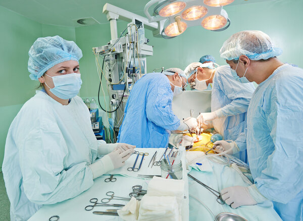 Команда хирургов при операции на сердце
