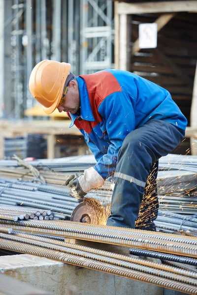 Werknemer snijden betonstaal door schuurmachine — Stockfoto
