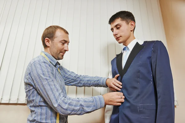 맞춤 양복 피팅 — 스톡 사진