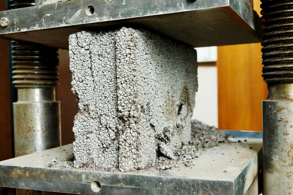 Проверка качества бетона — стоковое фото