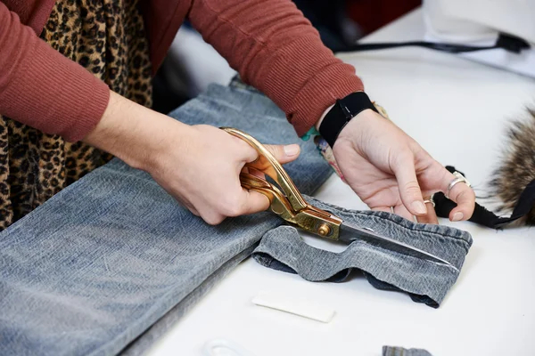 Vrouwelijke kleermaker handen op het werk — Stockfoto