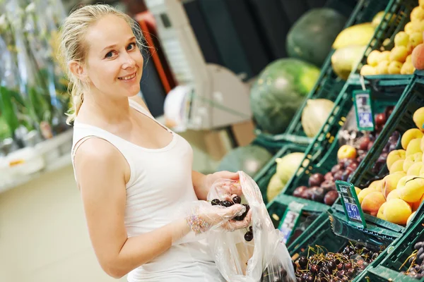 Shopping kvinna i butik — Stockfoto