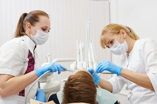 Atendimento odontológico na clínica — Fotografia de Stock