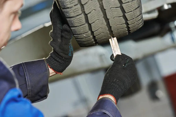 Auto wiel beschermer meting — Stockfoto