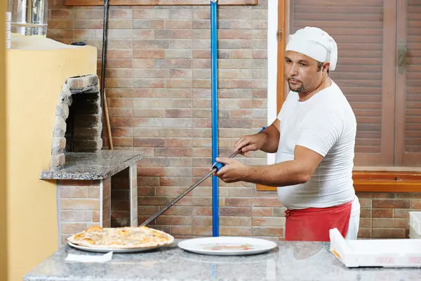 Man voorbereiding pizza — Stockfoto