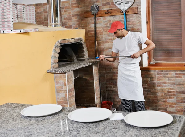 Muž připravuje pizzu — Stock fotografie
