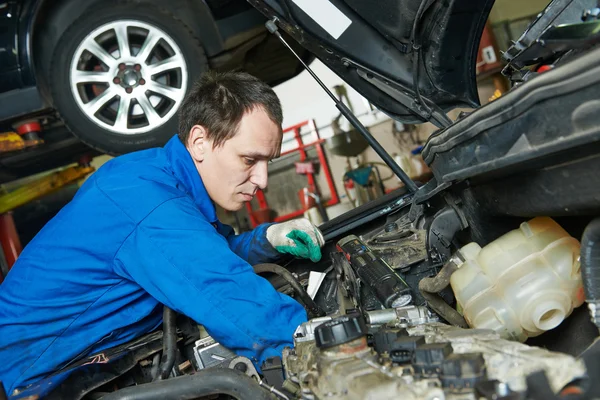 Mecânico de automóveis reparador no trabalho — Fotografia de Stock