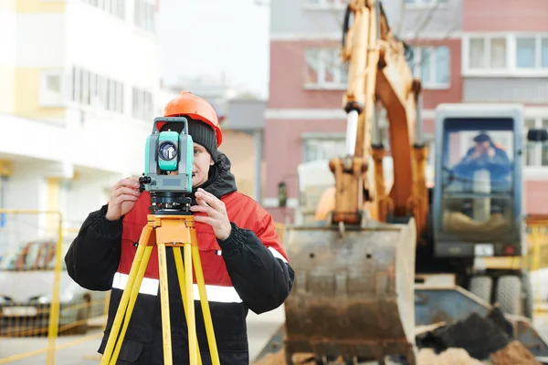 Landmeter werkt met theodoliet — Stockfoto