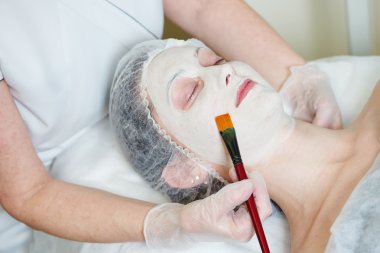 Spa güzellik uzmanı uygulanan yüz maskesi