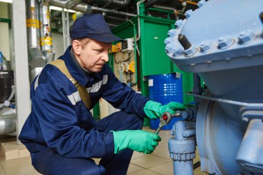 Servis mühendisi işçi endüstriyel kompresör istasyonu