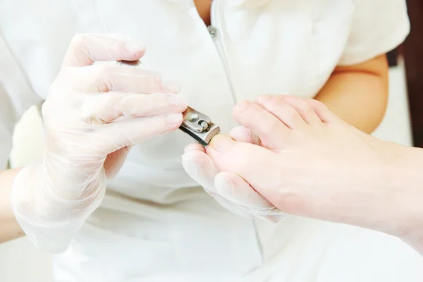 Pedicura de uñas de los pies en el salón de belleza —  Fotos de Stock