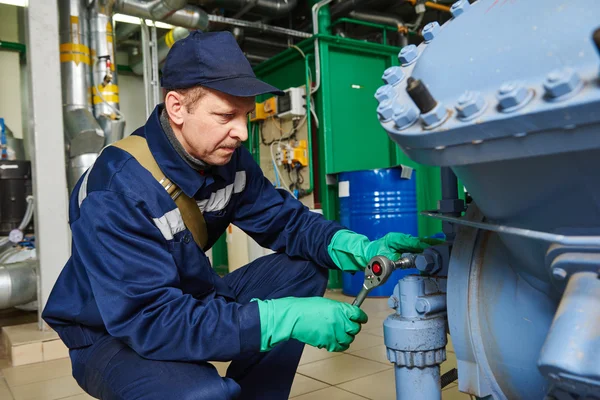 Service engineer arbetare vid industriell kompressor station — Stockfoto