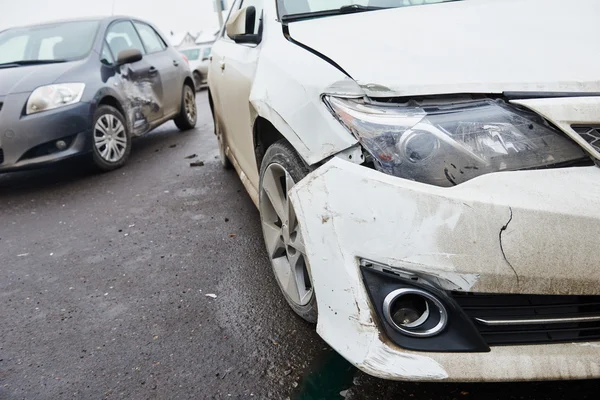 Tabrakan mobil di jalan perkotaan — Stok Foto