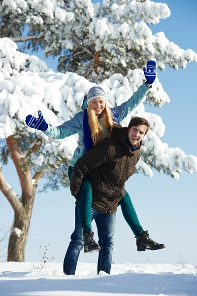 Jovens felizes no inverno — Fotografia de Stock