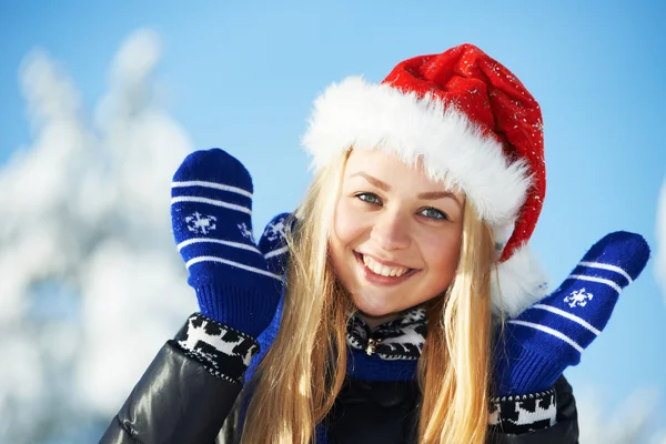 Giovane ragazza felice in inverno — Foto Stock