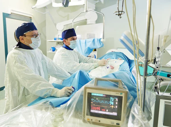 Команда хирургов на операции по сосудистой хирургии — стоковое фото