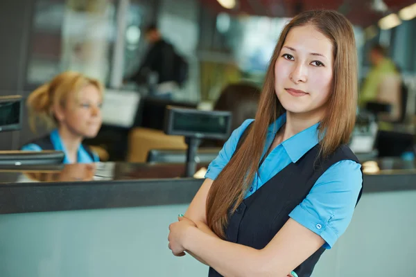 Trabajador del hotel en recepción — Foto de Stock