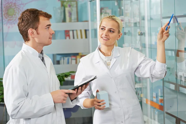 Farmacia hombre químico en la farmacia — Foto de Stock