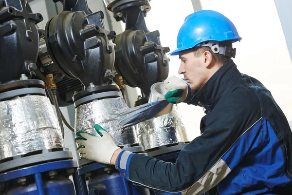 Industriarbetare på isolering arbete — Stockfoto