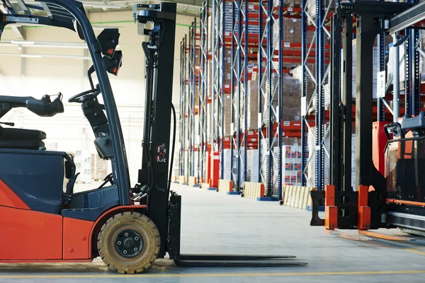 Carrello elevatore caricatore impilatore al magazzino — Foto Stock