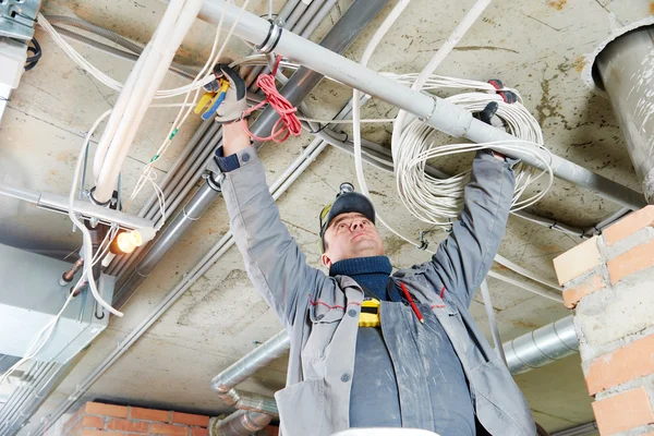 Electricista que trabaja con cableado — Foto de Stock