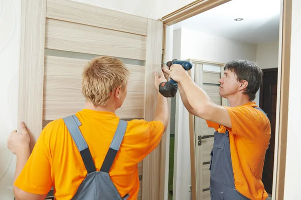 Door installation workers — Stock Photo, Image