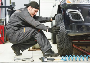 Auto makinist müsvettesini araba tekerleği anahtarı tarafından