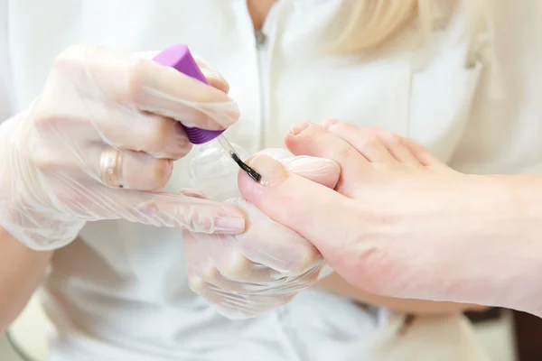 Pedicura especialista en salón de belleza —  Fotos de Stock