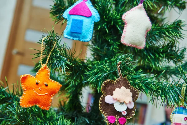 Mão feita sentiu decoração árvore de Natal — Fotografia de Stock