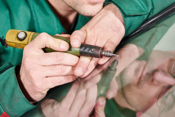 Windscreen repairman worker — Stock Photo, Image