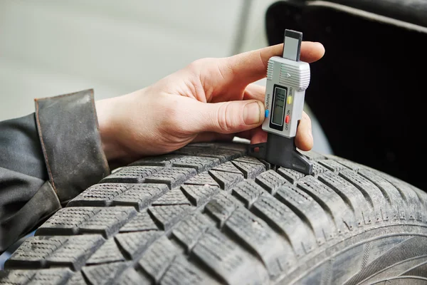 汽车车轮保护器测量 — 图库照片