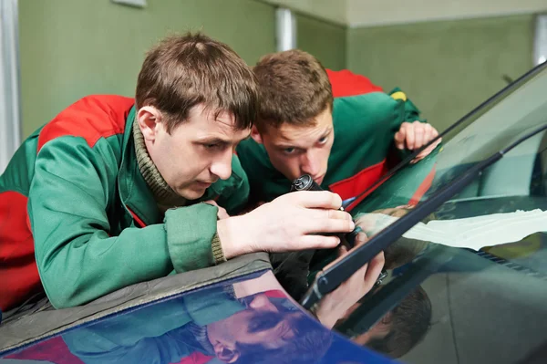 Windscreen repairman workers — Stock Photo, Image