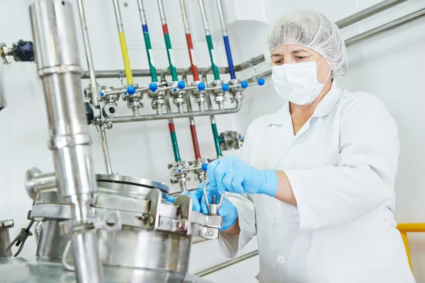 Pharmaceutical industry worker — Stock Photo, Image