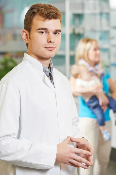 Trabajador farmacéutico en farmacia —  Fotos de Stock