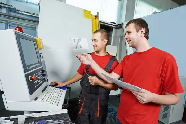 Trabajadores industriales en taller de herramientas — Foto de Stock