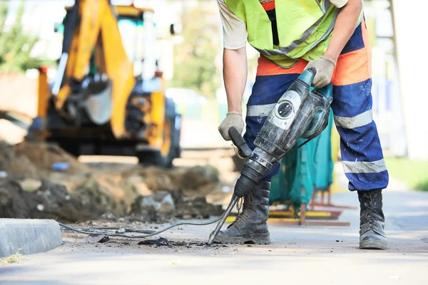 Road byggnadsarbetare med perforator — Stockfoto