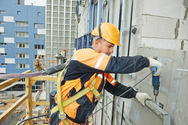 Bauarbeiter bei Fassadenbauarbeiten — Stockfoto