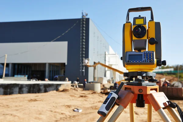 Equipo de topógrafo en obra — Foto de Stock