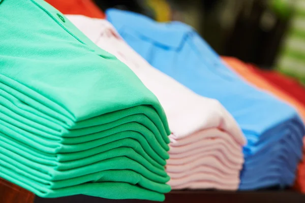 Camisas em uma loja — Fotografia de Stock