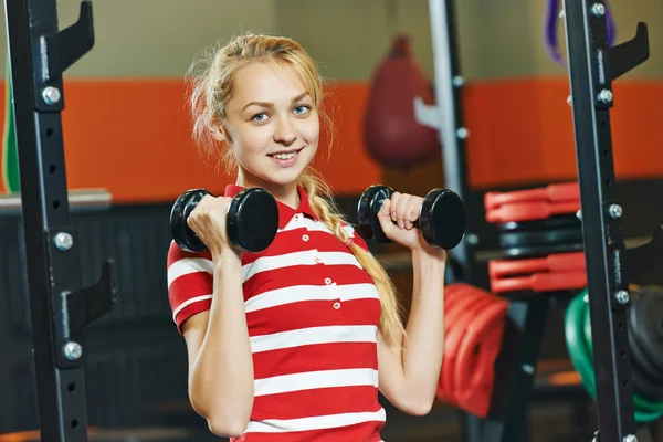 Vrouw met halters in fitness gym — Stockfoto