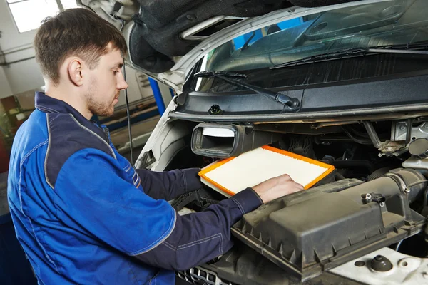 Car maintenance - air filter replacing — Stock Photo, Image