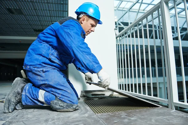 Tegelzetter op industriële vloer tegels renovatie — Stockfoto