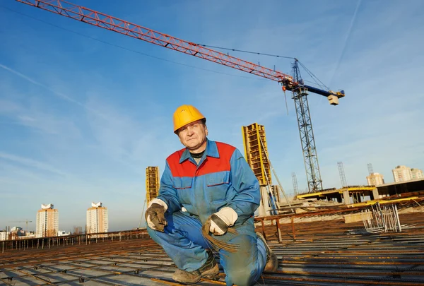Builder making reinforcement for concrete — Stock Photo, Image
