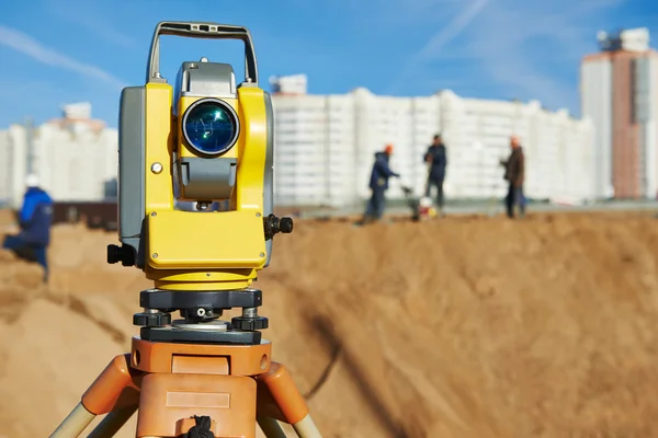 Surveyor zařízení na staveništi — Stock fotografie