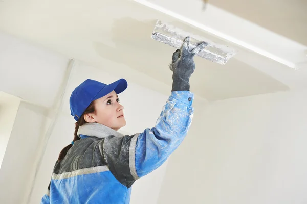 Gipser bei Deckenarbeiten im Innenbereich — Stockfoto