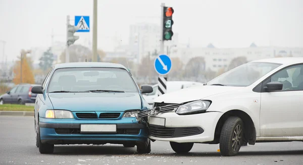 Automobilové havárie kolize v městské ulici — Stock fotografie