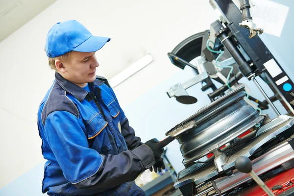 Montaggio o sostituzione degli pneumatici delle ruote dell'auto — Foto Stock