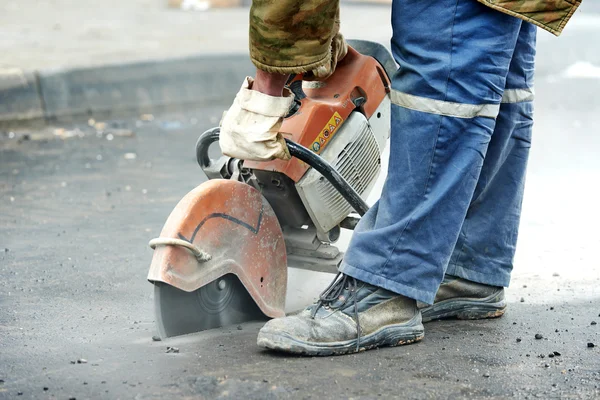 Byggnadsarbetare med cut-off maskin — Stockfoto