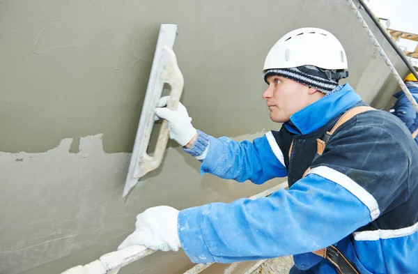 Trabajador en el trabajo de fachada de enlucido — Foto de Stock