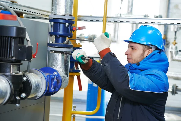 Trabajador industrial en los trabajos de instalación — Foto de Stock